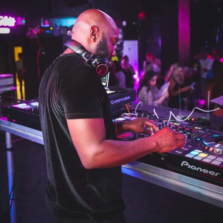 Dj Tony V & Silent Disco — wedding dj in Bristol , bristol (photo 3 of 8)