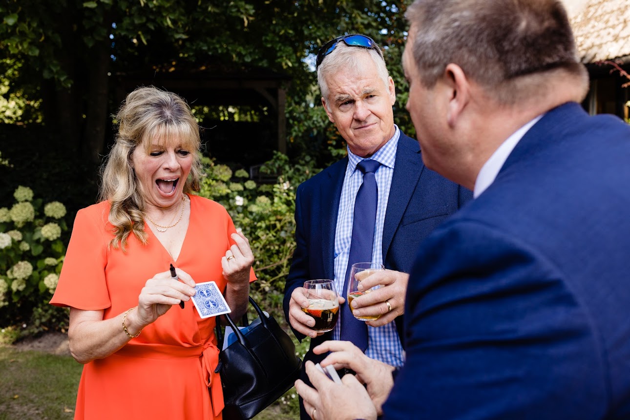 Darren Snelgar Professional Close Up Magician.  — wedding entertainment in Southampton, hampshire (photo 8 of 8)